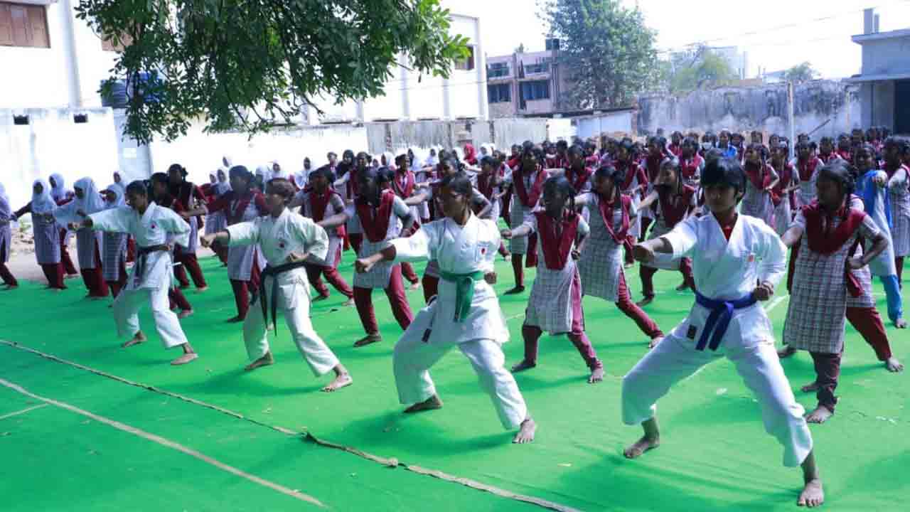 ప్రభుత్వ విద్యార్థినులకు ఉచితంగా కరాటే శిక్షణ