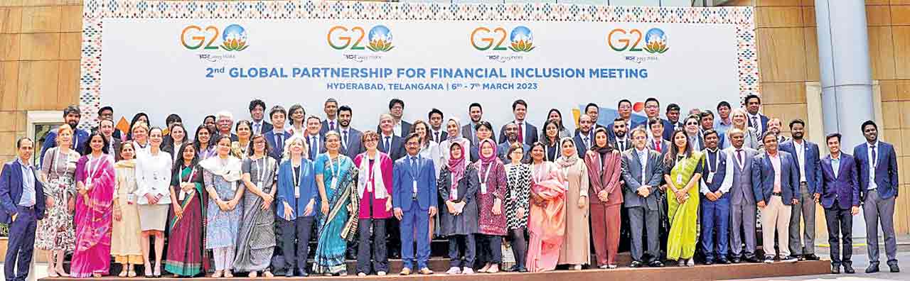 ఇలాగే కలిసి నడుద్దాం..