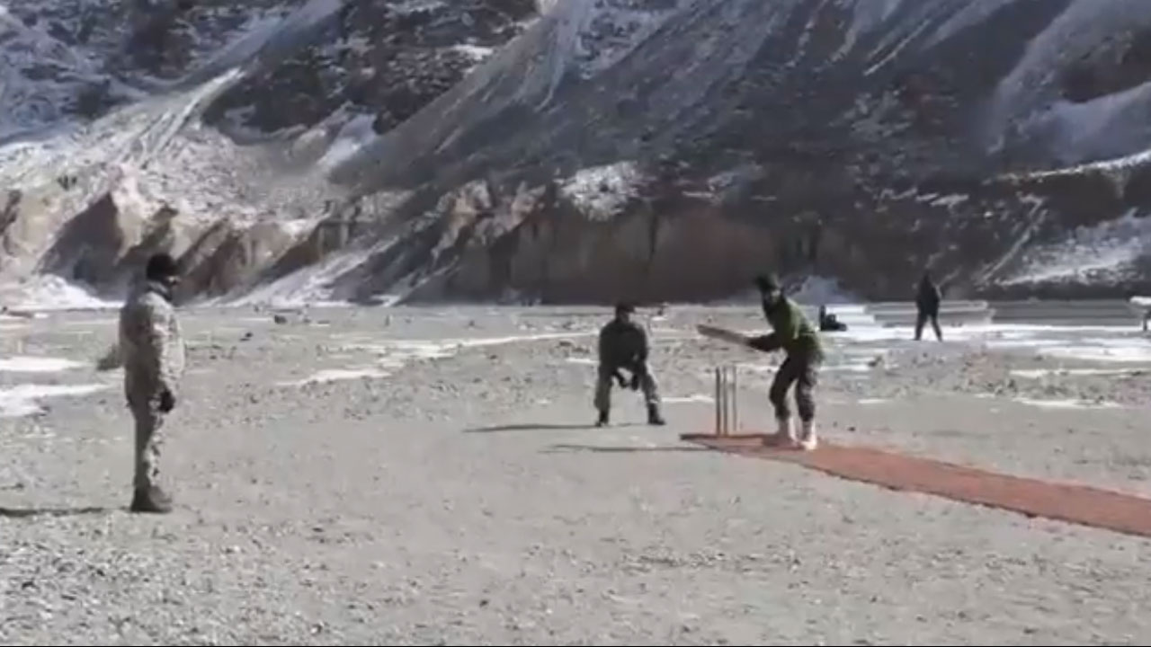 Galwan Valley: గాల్వాన్ వ్యాలీలో క్రికెట్ ఆడుతున్న ఇండియ‌న్ ఆర్మీ