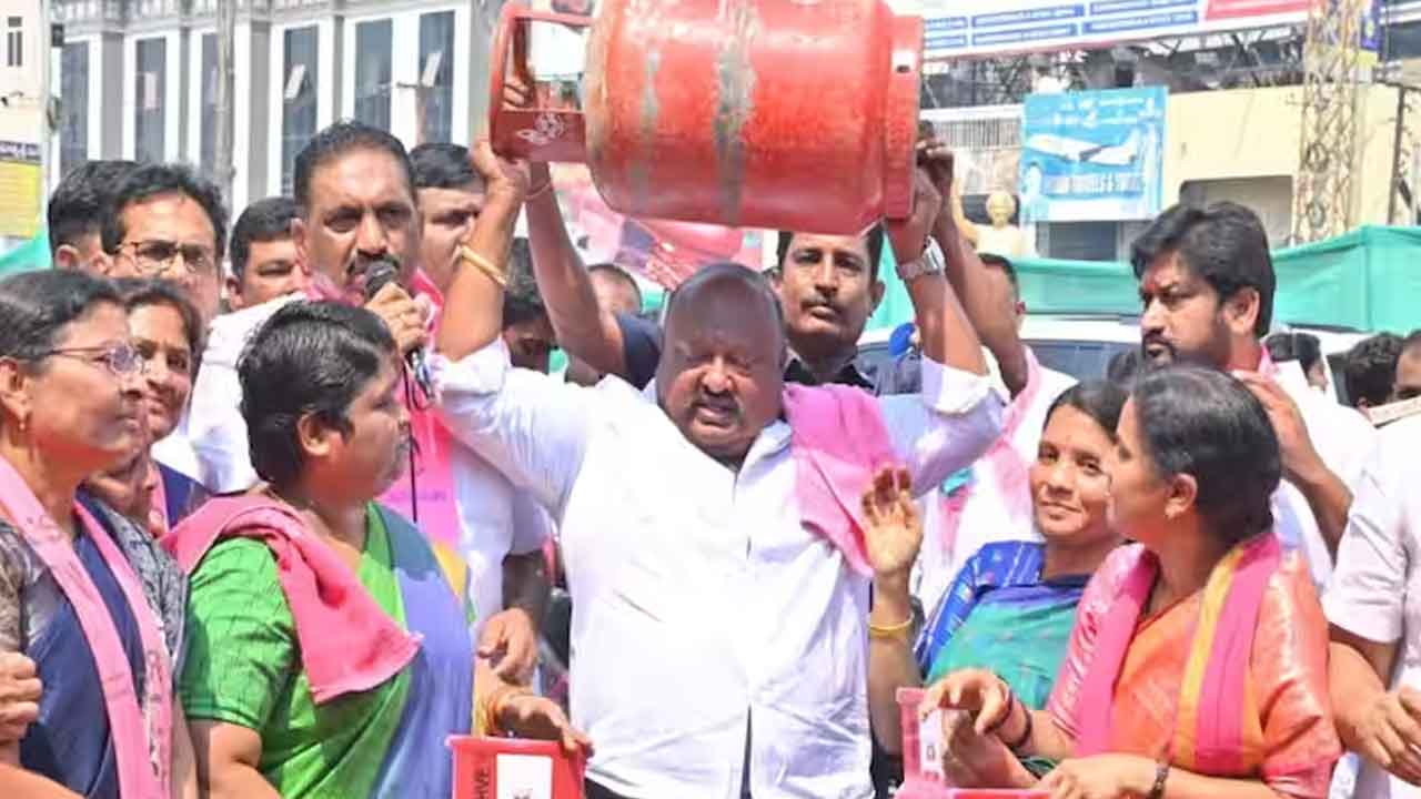 జనం భగ్గు.. కేంద్రం బాదుడుపై గ్యాస్‌ ధర పెంపుపై