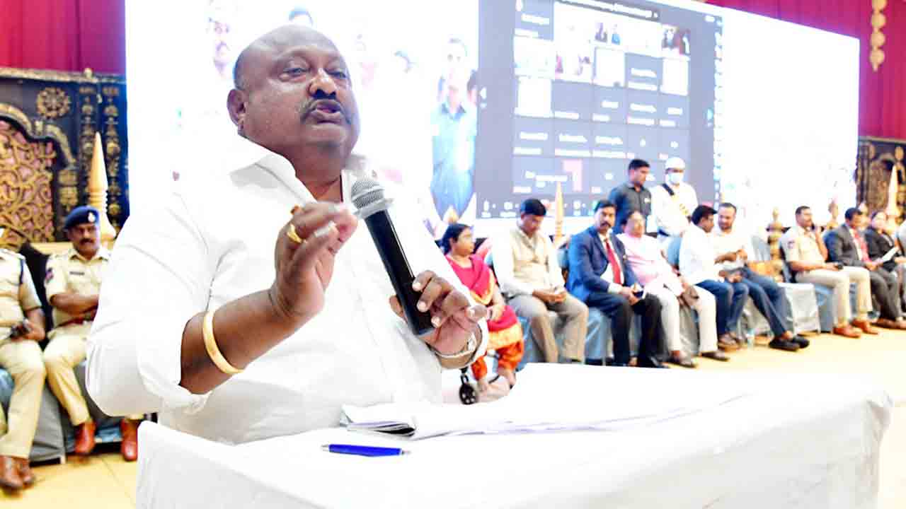 తల్లిదండ్రుల ఆకాంక్షలకు అనుగుణంగా ప్రతి విద్యార్థి చదువుకోవాలి : మంత్రి గంగుల కమలాకర్