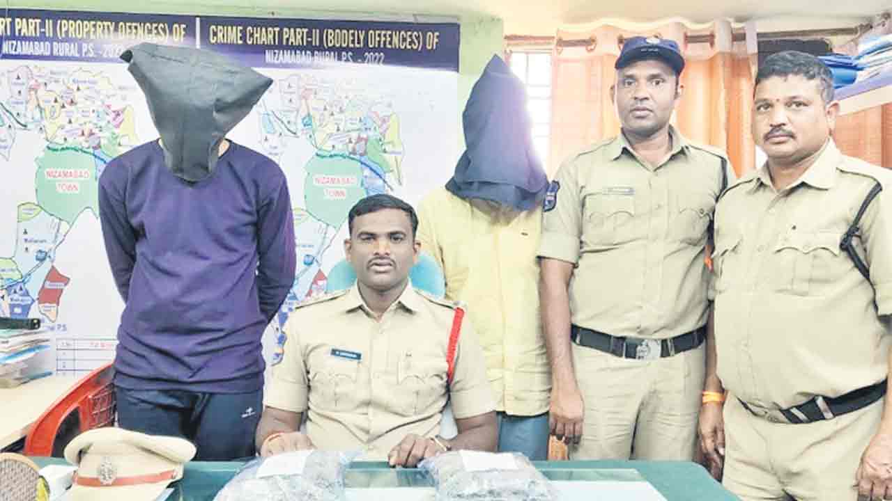గంజాయి విక్రయిస్తున్న ఇద్దరి అరెస్టు