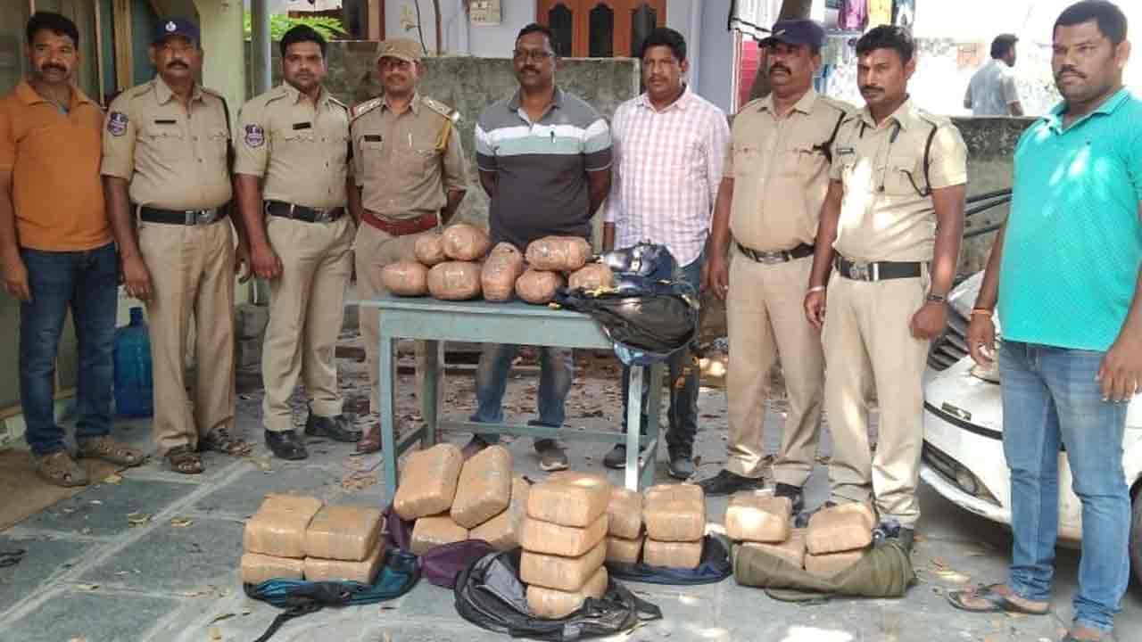 కోణార్క్‌ ఎక్స్‌ప్రెస్‌లో గంజాయి రవాణా