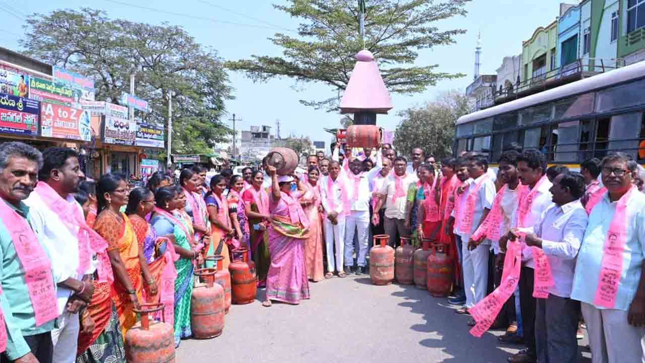 గ్యాస్‌ ధర పెంపుపై నిరసన జ్వాల