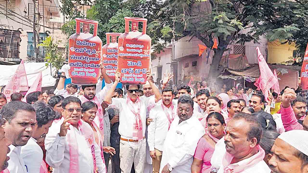 మహిళా దినోత్సవానికి.. ఇదా..మీ కానుక..!