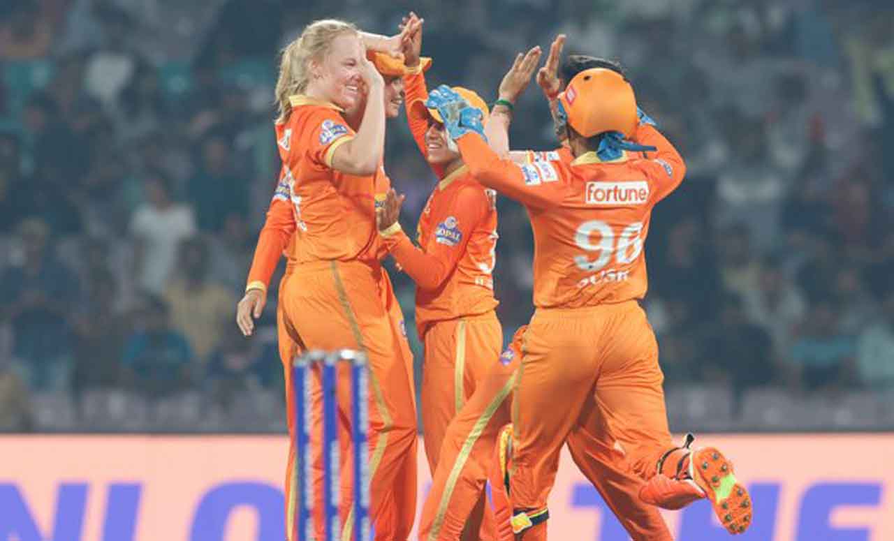 UPW vs GG | ఒకే ఓవ‌ర్‌లో ఓపెన‌ర్లు ఇద్ద‌రూ ఔట్.. యూపీ వారియ‌ర్స్ స్కోర్ ఎంతంటే..?