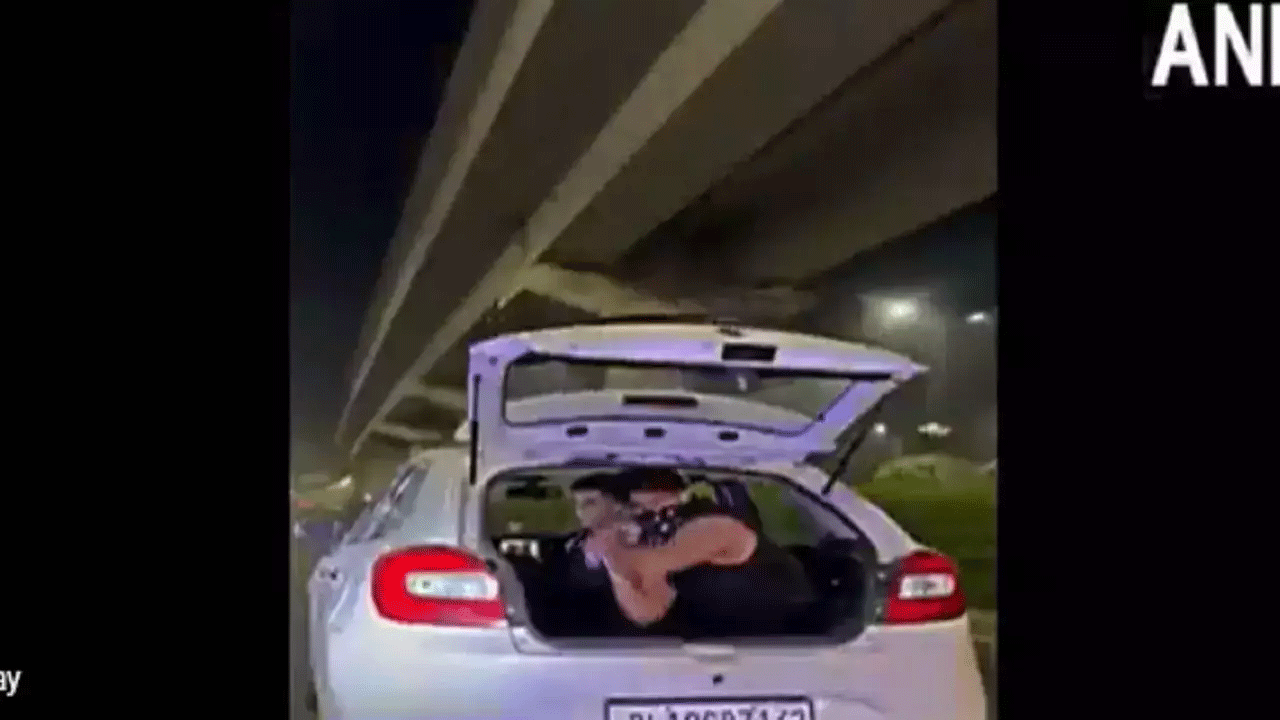 Viral Video : కారులోంచి క‌రెన్సీ నోట్లను వెద‌జ‌ల్లిన‌ వ్య‌క్తి