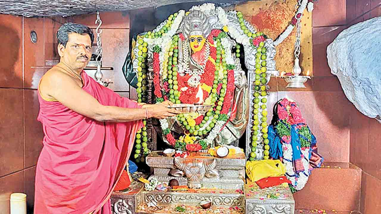 ఏడుపాయలకు తరలివచ్చిన భక్తులు