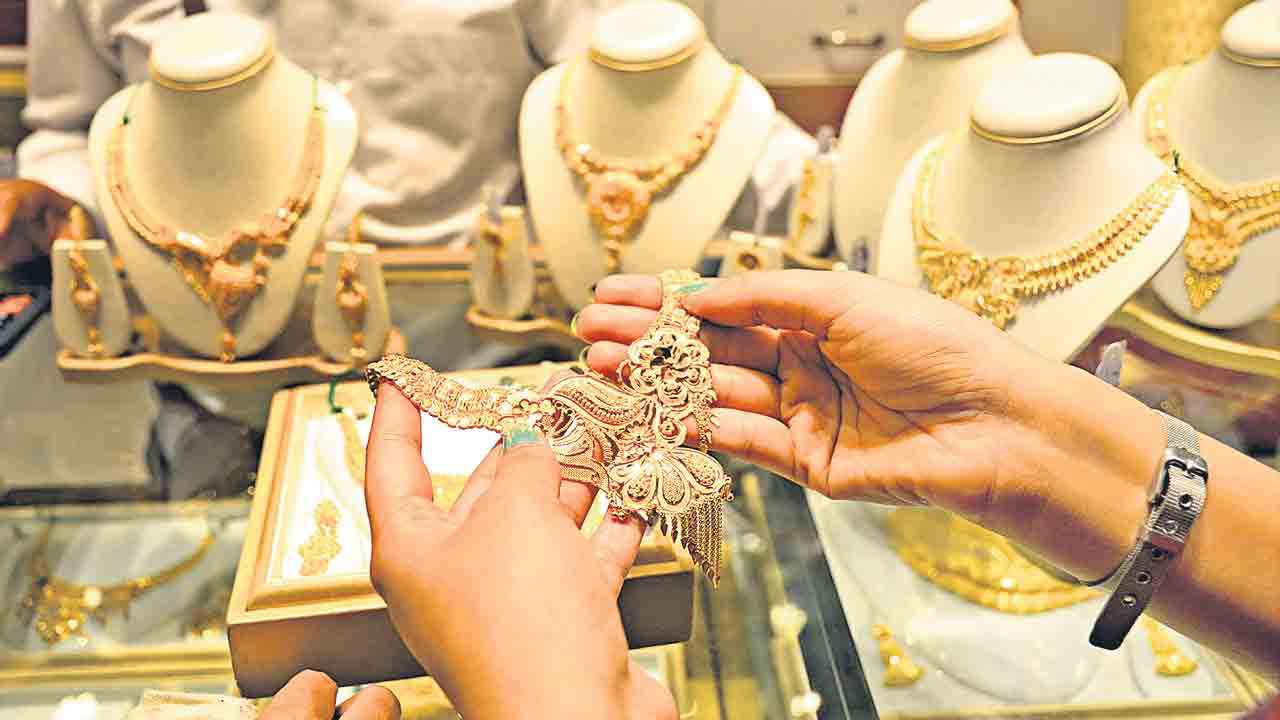 Gold rates | ఆల్‌టైమ్‌ హైయస్ట్‌ నుంచి దిగొచ్చిన బంగారం ధరలు.. తులంపై ఎంత తగ్గిందంటే..