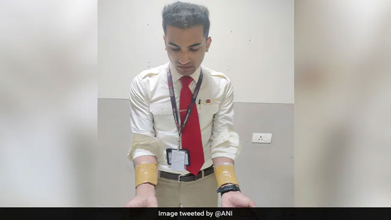 Gold Smuggling: చేతుల‌కు చుట్టుకుని గోల్డ్ స్మగ్లింగ్.. ఎయిర్ ఇండియా ఉద్యోగి అరెస్టు