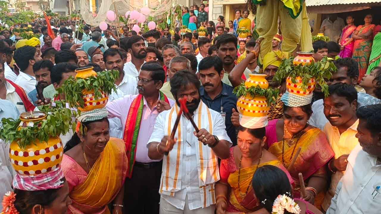 ఆత్మగౌరవాన్ని చాటిన బోనాలు