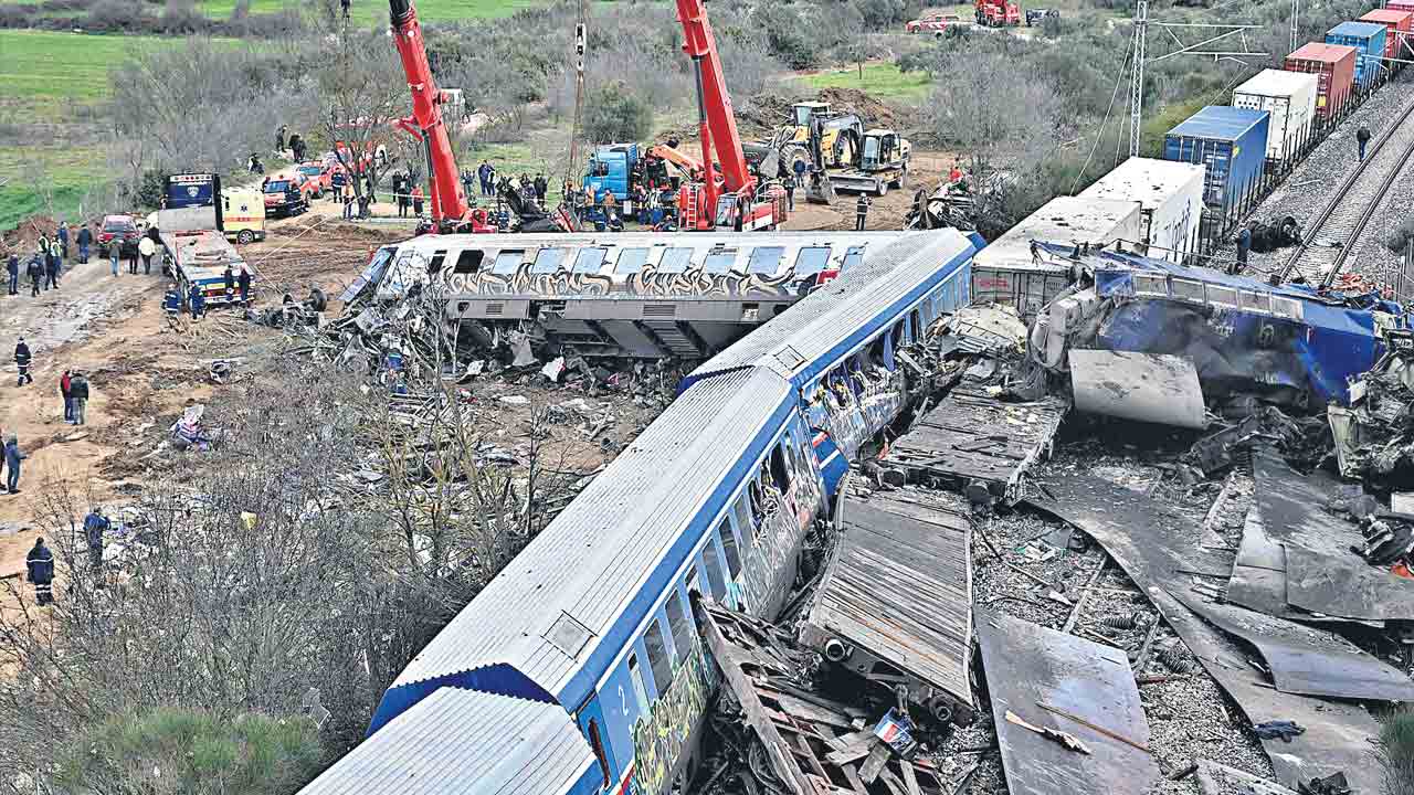 గ్రీస్‌లో 2 రైళ్లు ఢీ.. 36 మంది దుర్మరణం