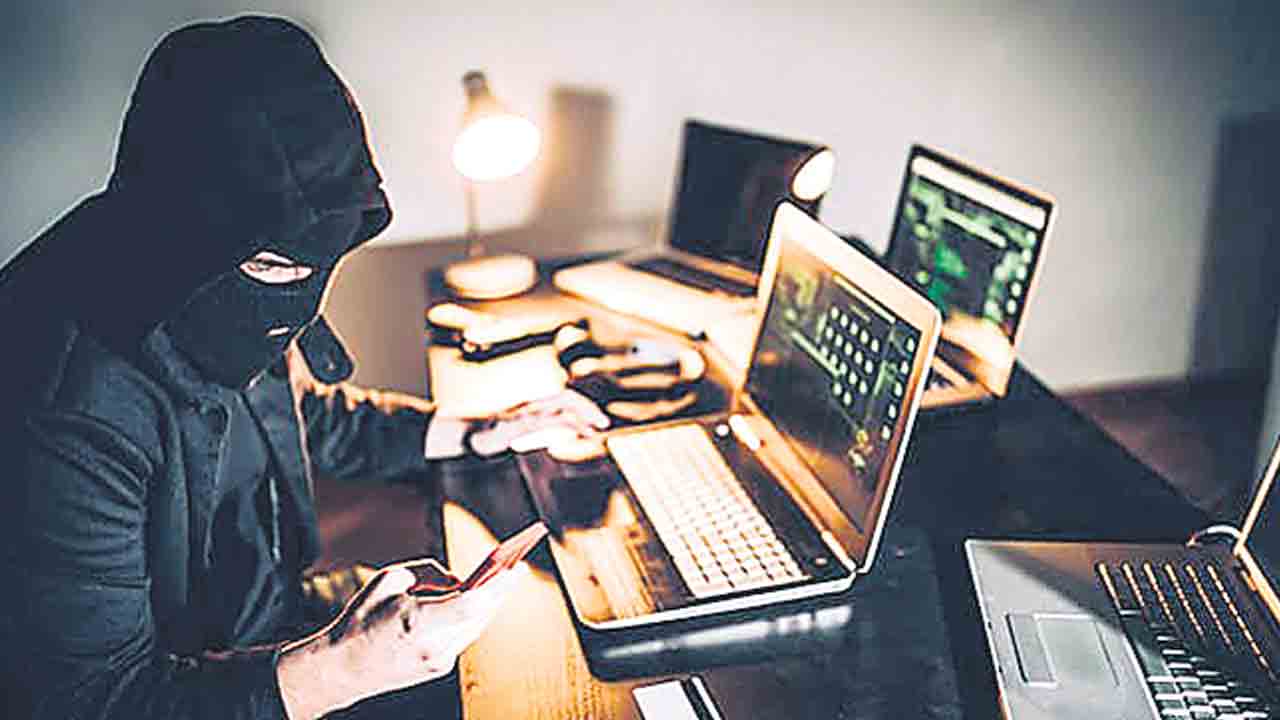 Cyber crime | ఉద్యోగులే బ్యాంక్‌ డాటా దొంగలు.. డ్యూటీ పేరుతో 98 లక్షల క్రెడిట్‌ కార్డుదారుల డాటా చోరీ