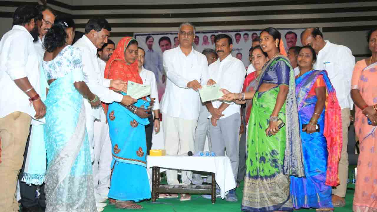 ప్లాట్లు విక్ర‌యించొద్దు.. భూ నిర్వాసితుల‌కు మంత్రి హ‌రీశ్‌రావు విజ్ఞ‌ప్తి