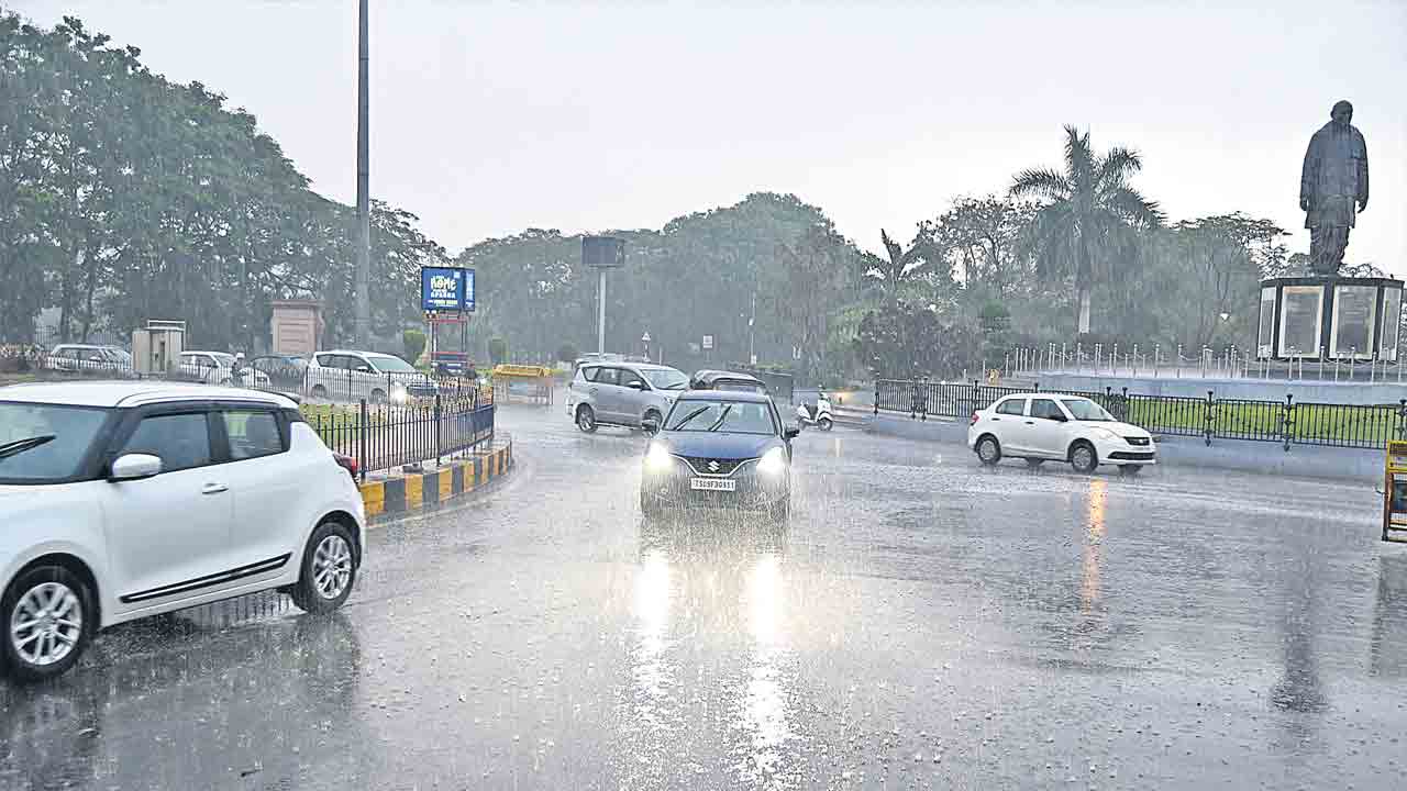ద్రోణి ప్రభావంతో.. గ్రేటర్‌లో భారీ వర్షం