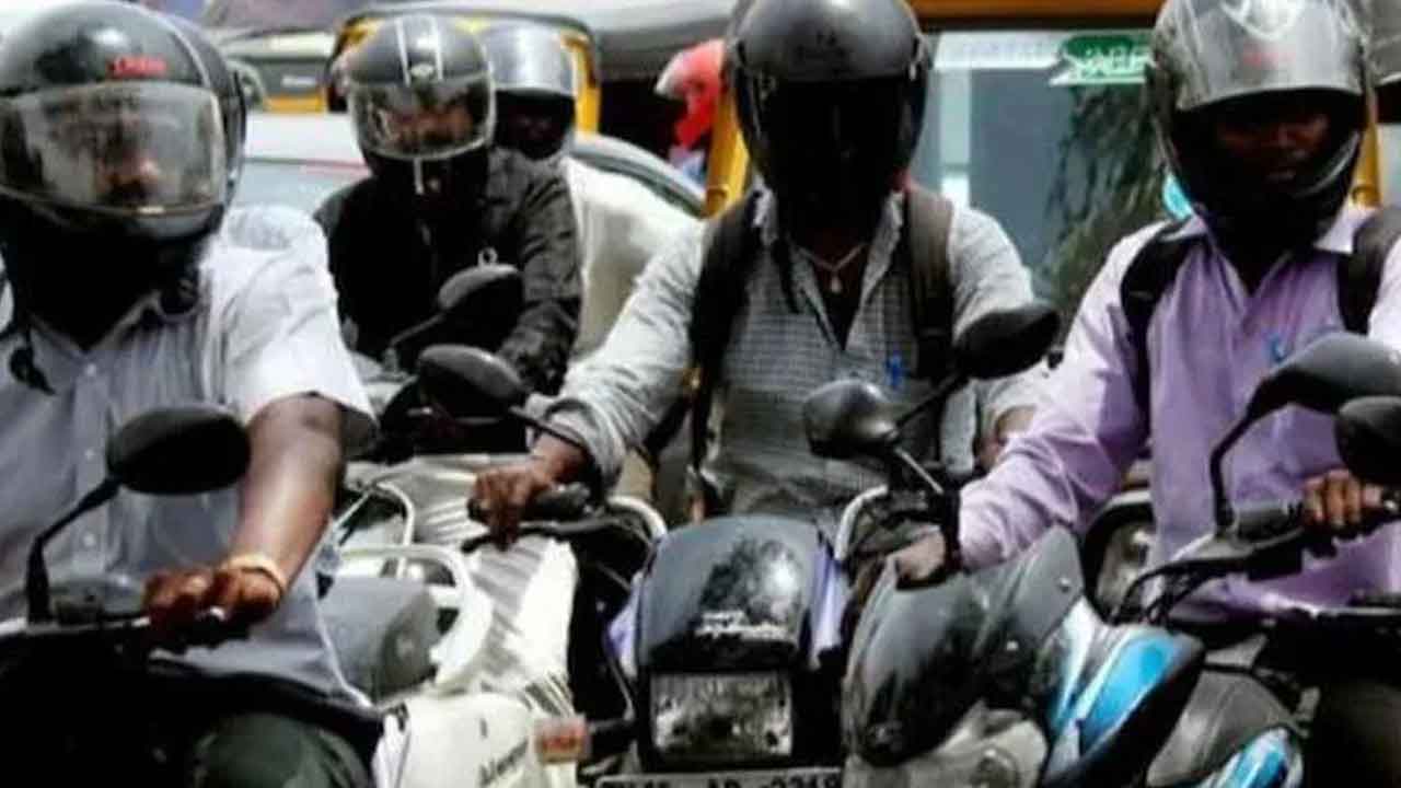 Munugodu | హెల్మెట్ వాడకపోతే కఠిన చర్యలు తీసుకుంటాం : ఎస్‌ఐ రవి