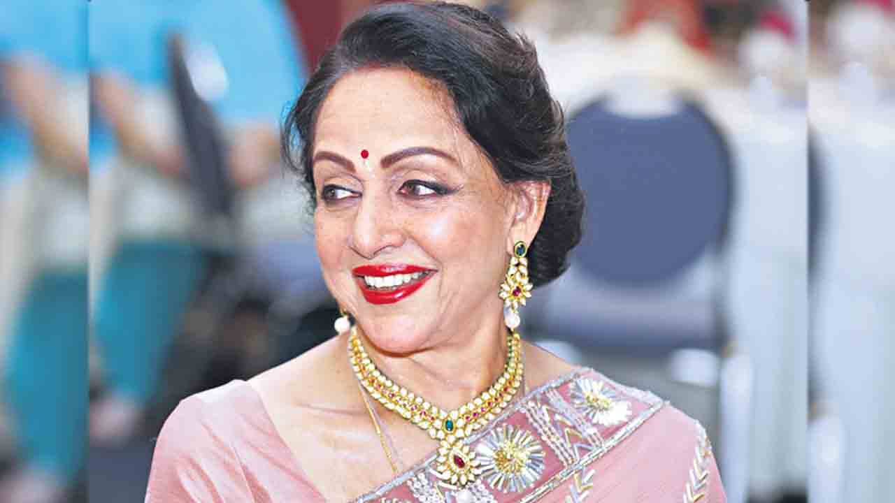 Hema Malini | డ్రీమ్‌ లేడీ @ 55