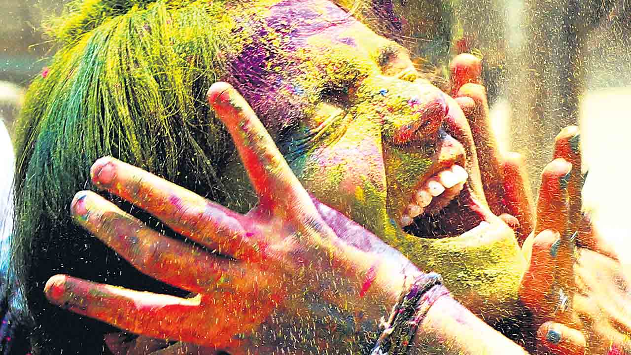  Holi Celebrations | రంగుల పండుగ నాడు రసాయనాలు వద్దు.. ఈ జాగ్రత్తలు మాత్రం మస్ట్‌ !!