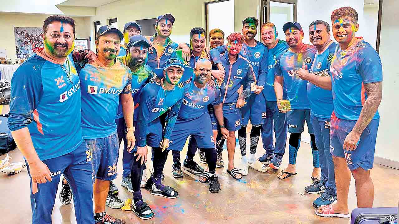 హోలీ రంగులకేళీ..