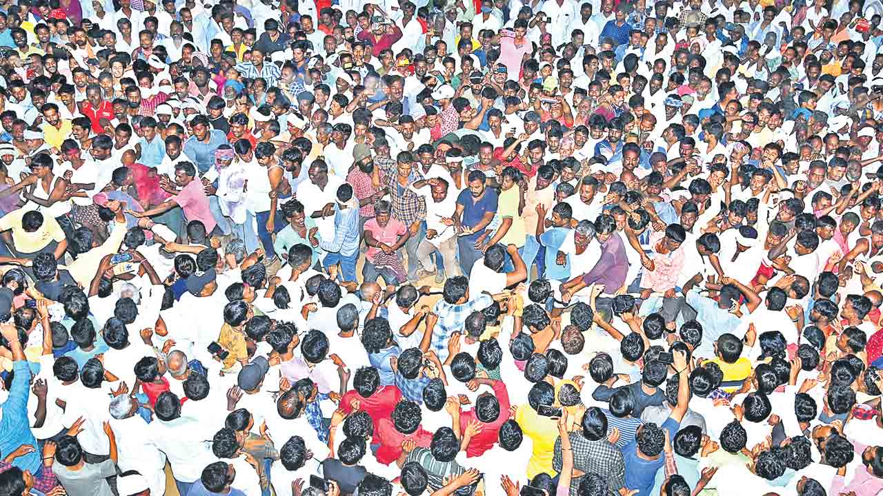 Holi | వింత ఆచారం.. హోలీలో పిడిగుద్దులాట.. ఎక్కడంటే..