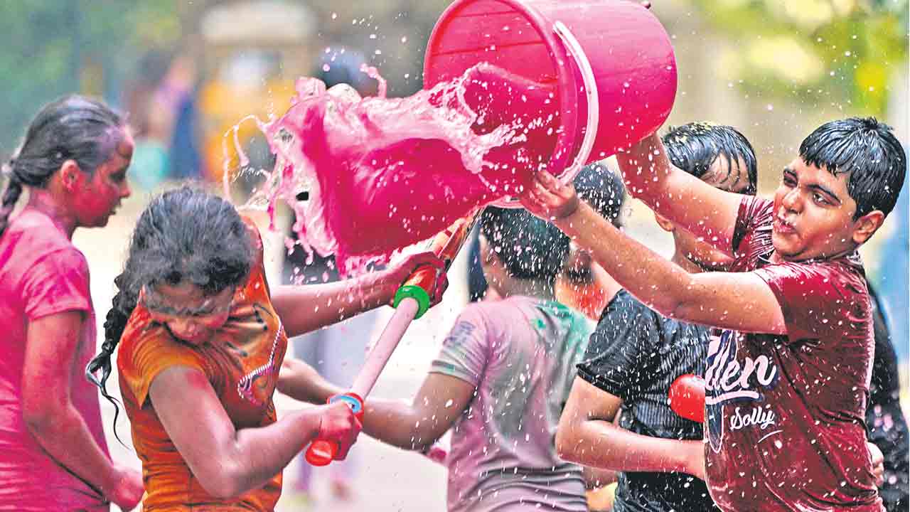 Holi | తీరొక్క రంగులతో ప్రత్యేక నృత్యాలతో.. అంబరాన్నంటినరంగుల పండుగ సంబురాలు