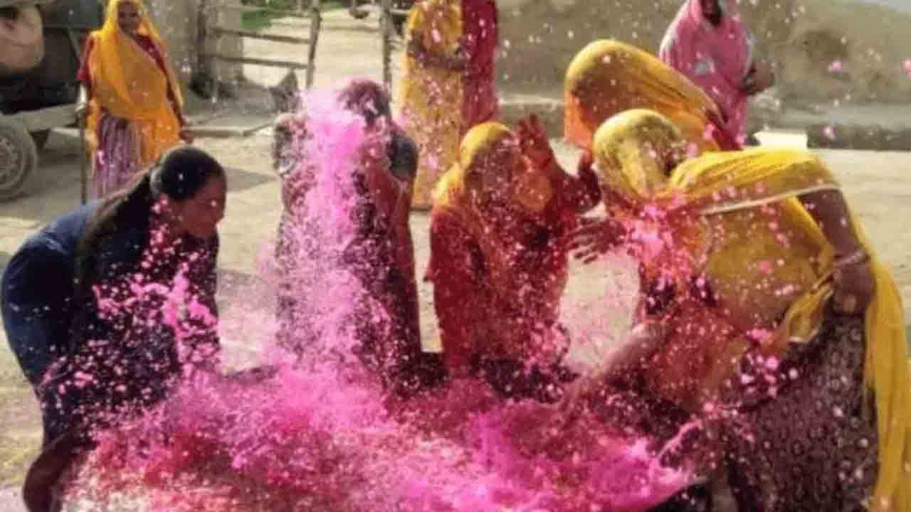 Holi Festival | అక్కడ హోలీ ఆడవాళ్లకు మాత్రమే.. మగవాళ్లు ఆడితే కొరడా దెబ్బలే..!