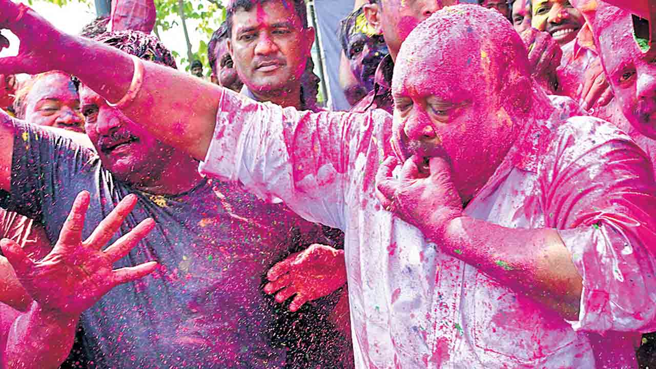 కర్నూలులో వింత ఆచారాలతో హోలీ సంబురాలు