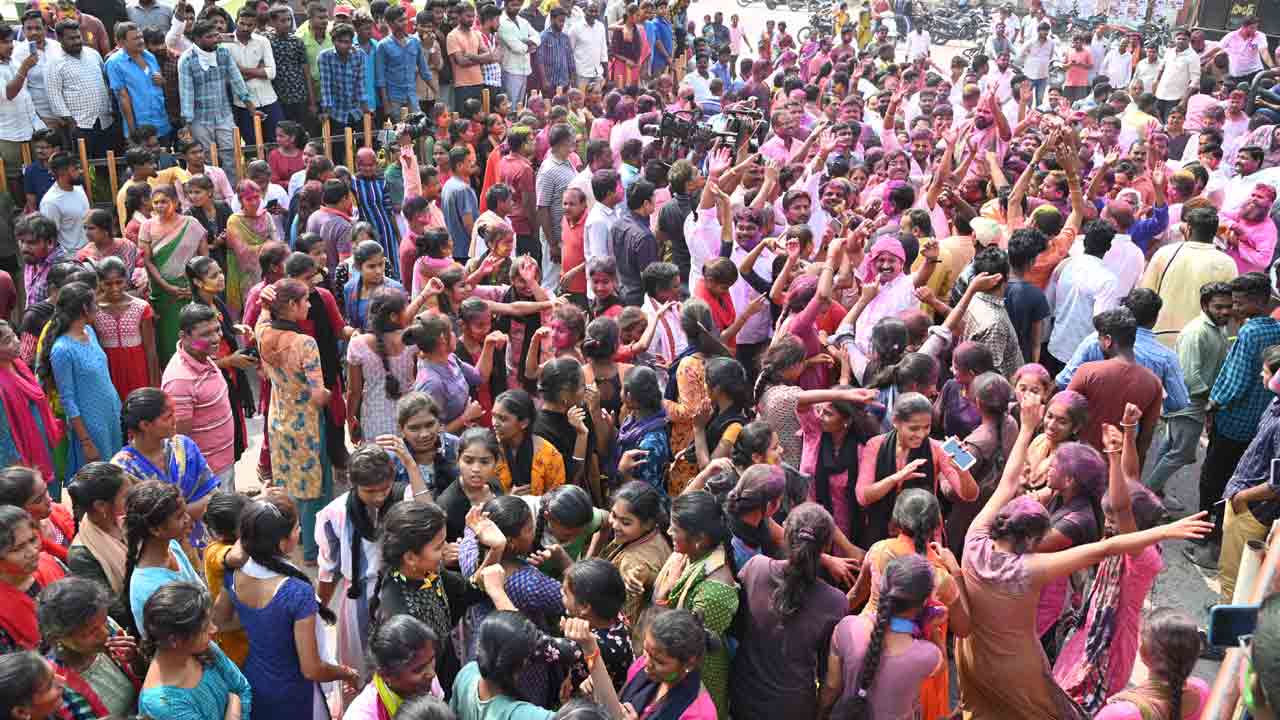 జిల్లా వ్యాప్తంగా ఘనంగా హోలీ వేడుకలు