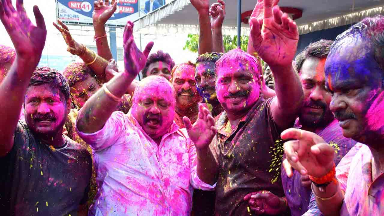 అట్టహాసంగా హోలీ సంబురాలు