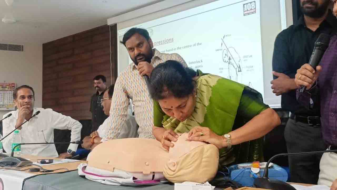 సీపీఆర్‌పై శిక్షణ