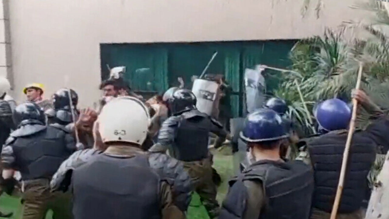 Imran Khan: ఇమ్రాన్ ఖాన్ ఇంట్లోకి చొర‌బ‌డిన‌ పోలీసులు