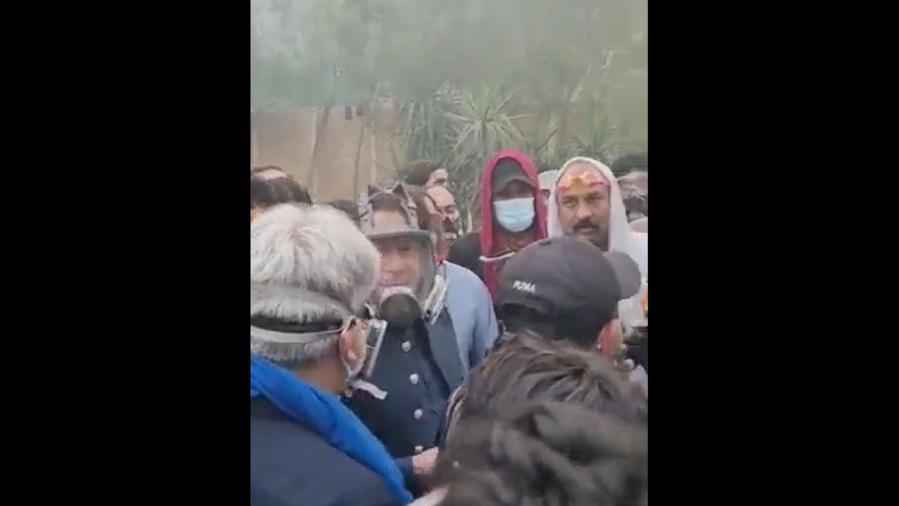 Imran Khan: వెన‌క్కి త‌గ్గిన పోలీసులు.. గ్యాస్ మాస్క్‌తో బ‌యిటికొచ్చిన‌ ఇమ్రాన్ ఖాన్‌