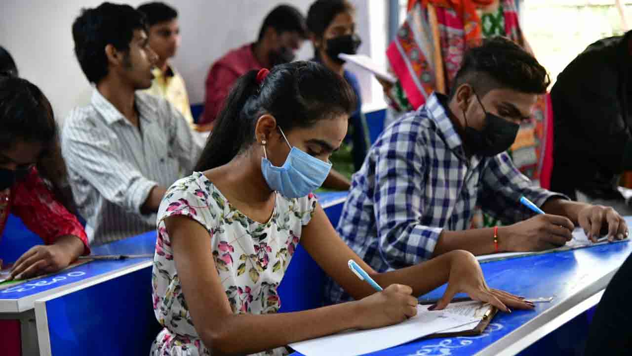 Inter Exams | ఇంటర్‌ పరీక్షలు ప్రారంభం.. నిమిషం నిబంధనతో ఉరుకుల పరుగుల మీద ఎగ్జామ్‌ హాలుకు చేరుకున్న విద్యార్థులు