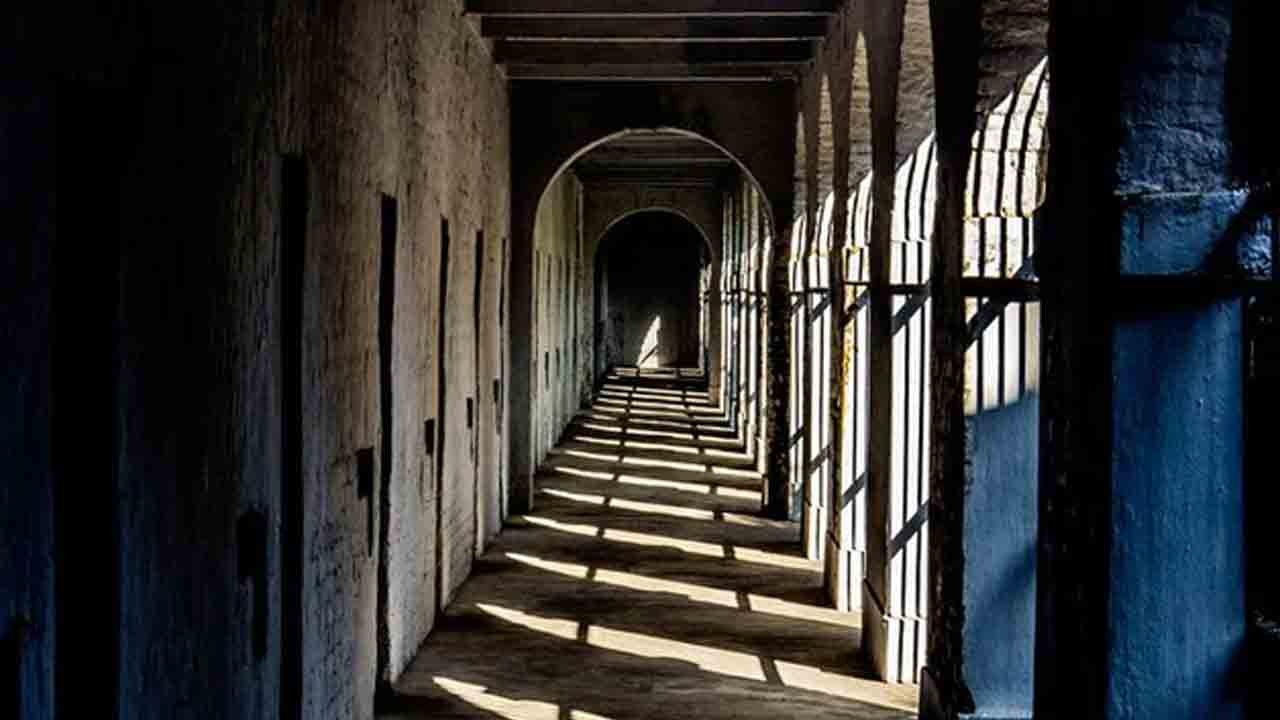 గుజరాత్‌ జైళ్లలో కత్తులు, డ్రగ్స్‌