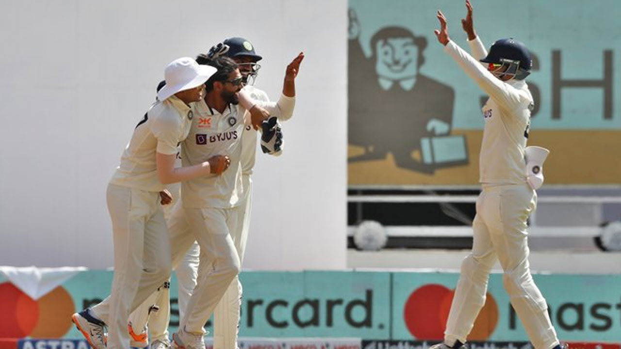 Fourth Test: స్టీవ్ స్మిత్‌, హ్యాండ్స్‌కూంబ్ క్లీన్‌బౌల్డ్.. వీడియోలు