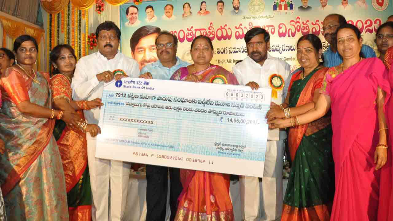 ముఖ్యమంత్రి కేసీఆర్‌.. మహిళా రక్షకుడు