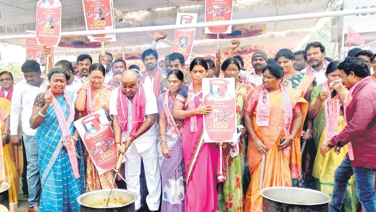 ఆగని నిరసన జ్వాల.. ప్రధాని మోదీ, కేంద్రం దిష్టిబొమ్మల దహనం