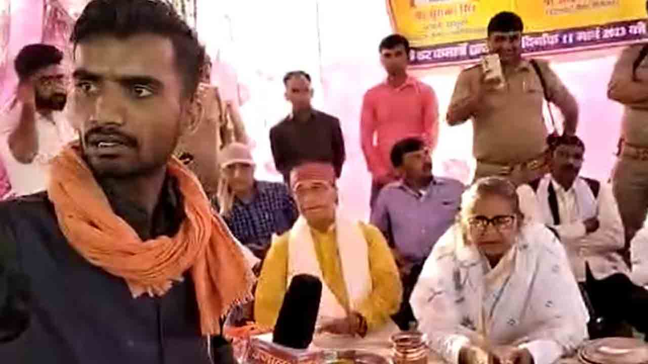 మంత్రిని ప్రశ్నించిన జర్నలిస్టుకు జైలు