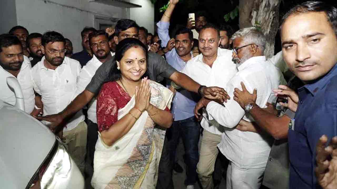 MLC Kavitha | 9 గంటలు విచారించిన ఈడీ.. నవ్వుతూ వెళ్లి నవ్వుతూనే బయటకొచ్చిన ఎమ్మెల్సీ కవిత