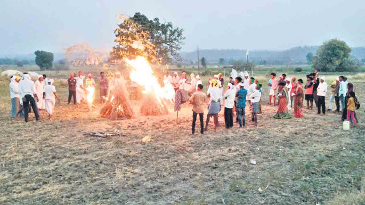 గిరిజనం.. సంప్రదాయం.. కామదహనం..