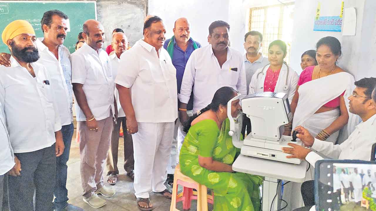 చీకట్లను తరిమేస్తూ జోరుగా కంటి వెలుగు శిబిరాలు