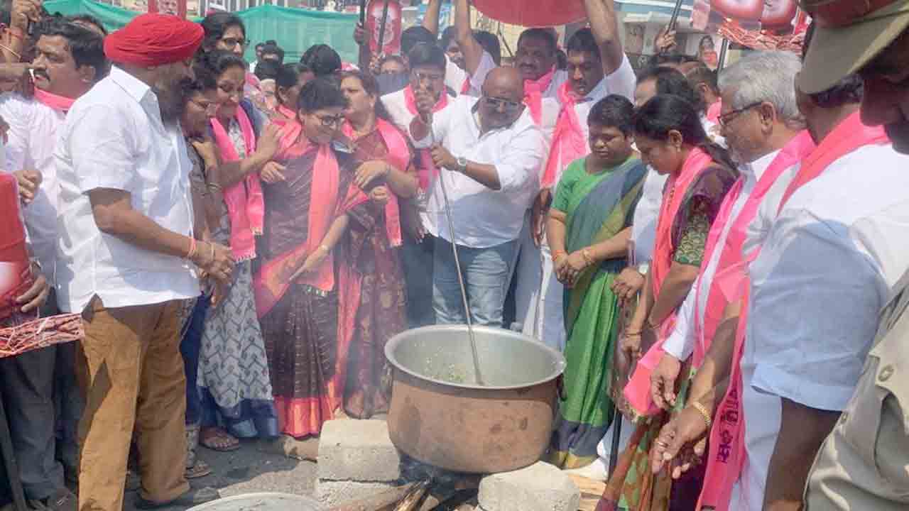 Cooking Gas Prices | వంట గ్యాస్‌ ధరల పెంపును నిరసిస్తూ రోడ్లపై ధర్నాలు, వంట వార్పు