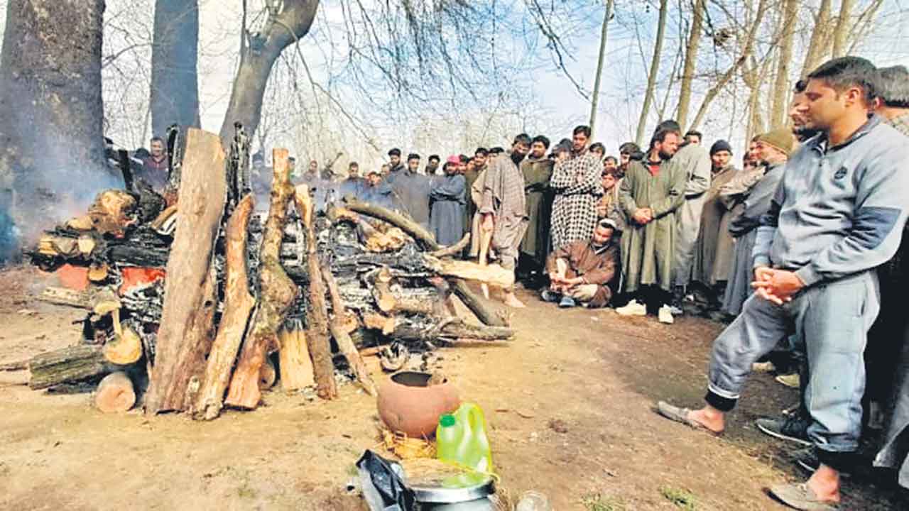 Kashmiri Pandit | పండిట్‌ కుటుంబానికి అండగా ముస్లింలు