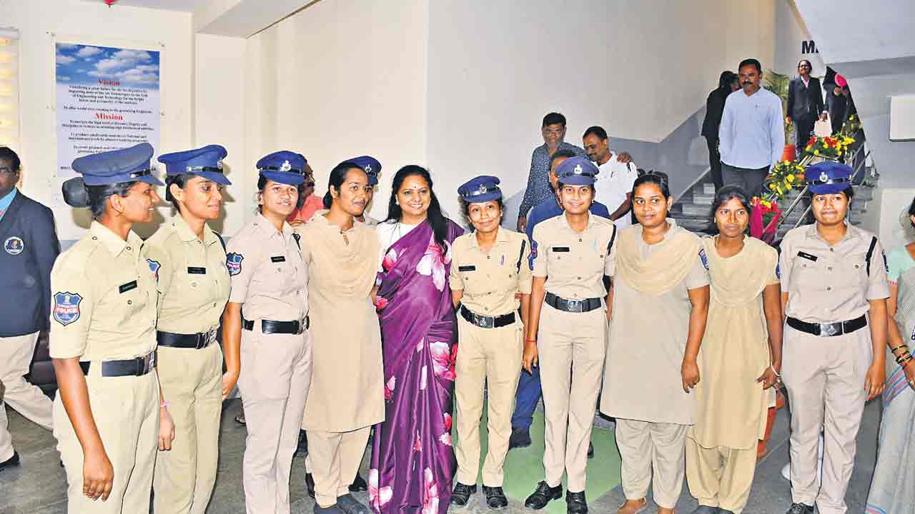 33 శాతం రిజర్వేషన్ల కోసం పోరాడాలి