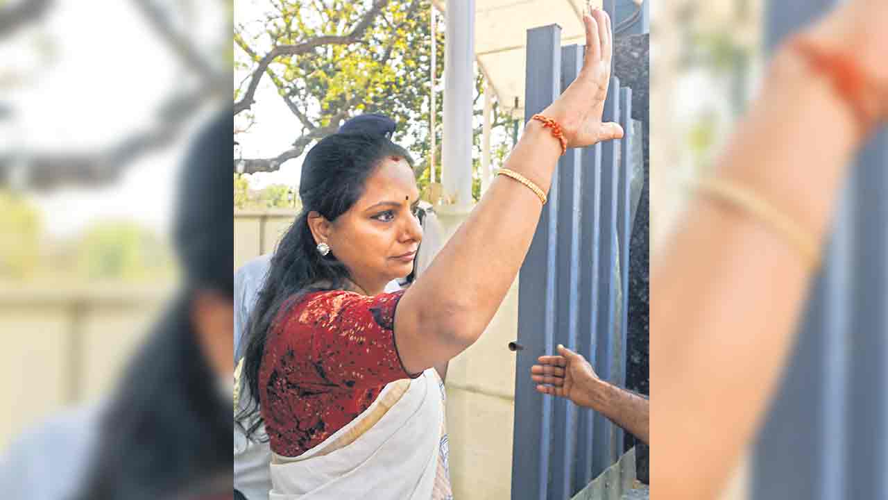 MLC Kavitha | డాటర్‌ ఆఫ్‌ ఫైటర్‌ ఇక్కడ..  సామాజిక మాధ్యమాల్లో వెల్లువెత్తిన ప్రజామద్దతు
