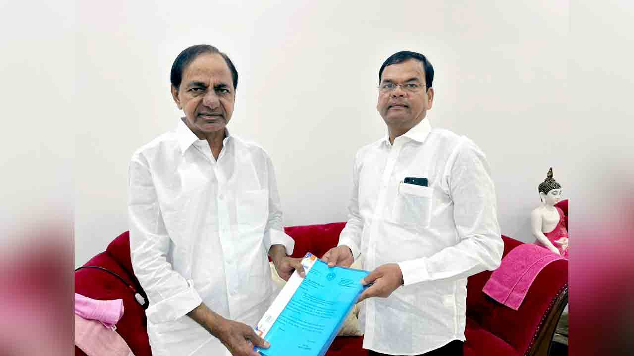 CM KCR | కాచిగూడ క‌ర్ణాట‌క సాహిత్య మందిరం పున‌ర్నిర్మాణం కోసం రూ. 5 కోట్లు : సీఎం కేసీఆర్