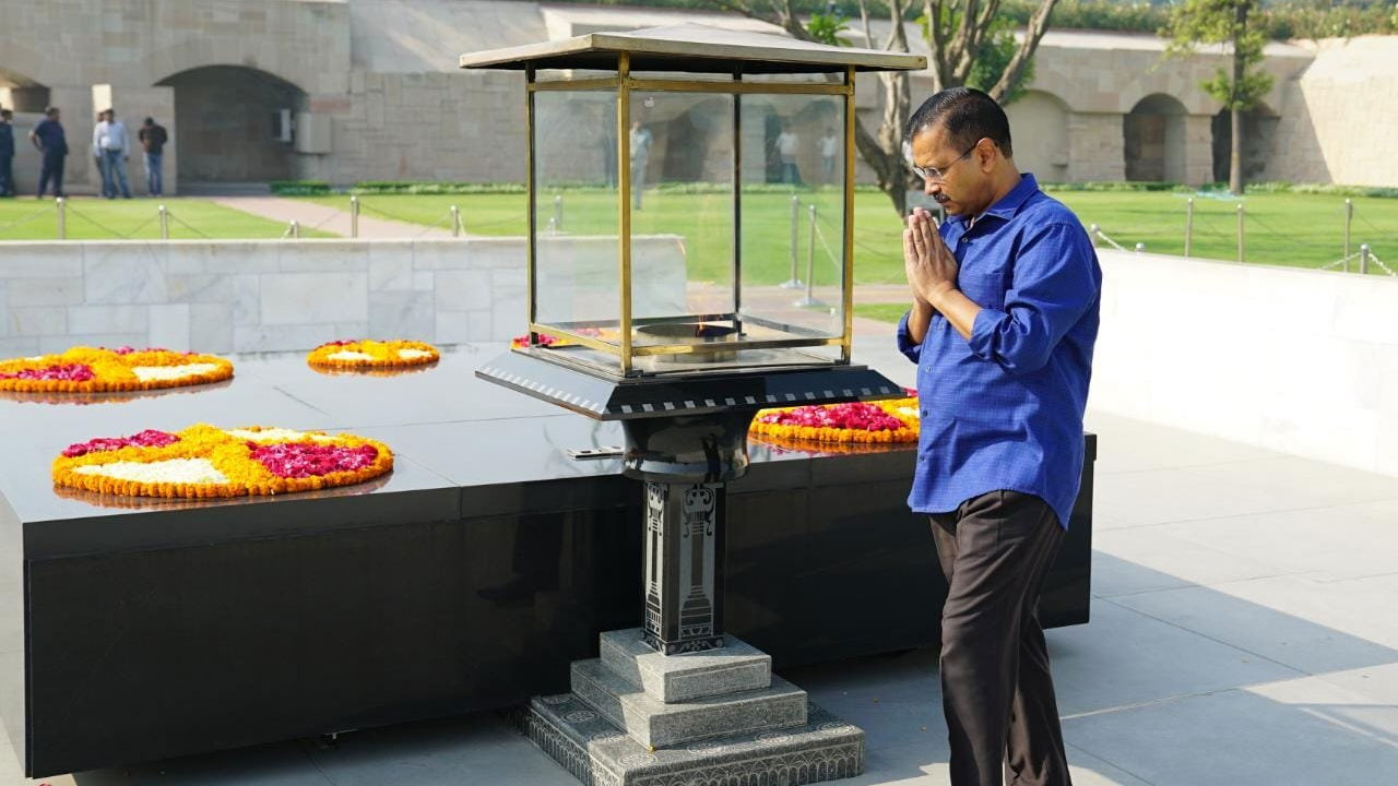 Kejriwal: హోలీ జ‌రుపుకోని కేజ్రీవాల్‌.. రాజ్‌ఘాట్‌లో నివాళి