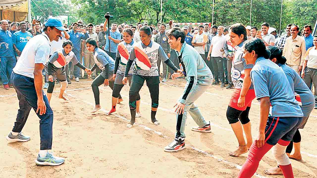 మన పోలీసులు దేశానికే ఆదర్శం