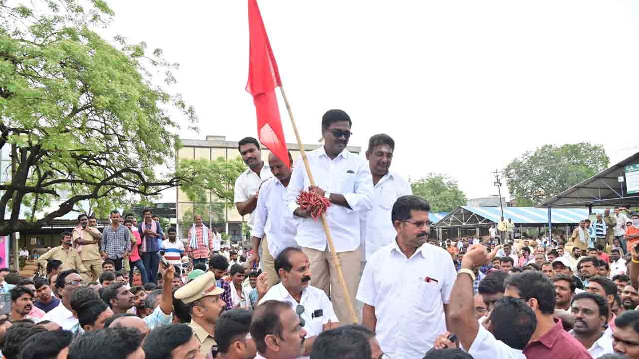 Khammam | ఖ‌మ్మం మార్కెట్‌లో మిర్చికి రికార్డు స్థాయి ధ‌ర‌.. జెండా పాట‌లో పాల్గొన్న మంత్రి పువ్వాడ అజ‌య్