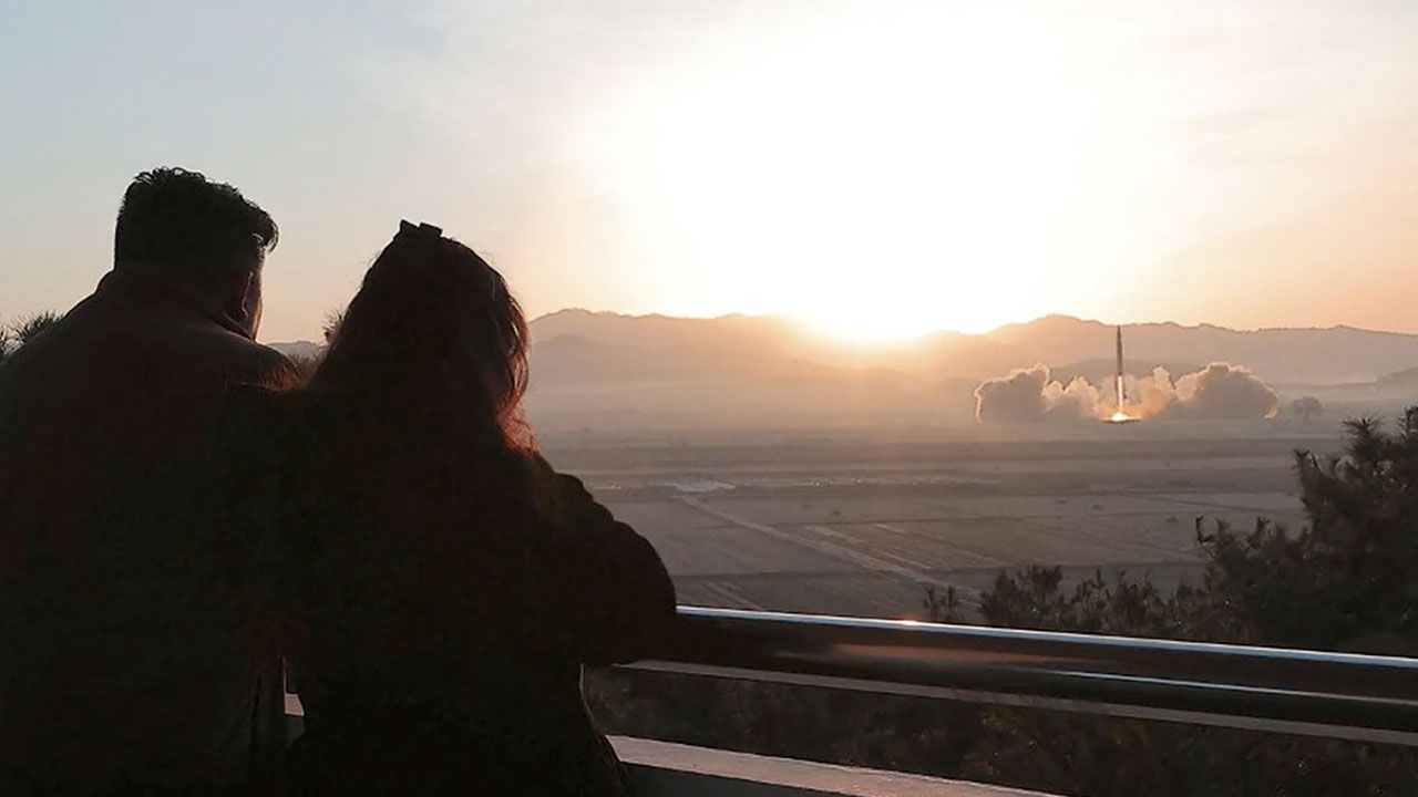 Kim Jong Un: కూతురుతో క‌లిసి మిస్సైల్ ప‌రీక్షను వీక్షించిన కిమ్‌